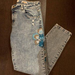 ☀️ 3/$20ink Embroidered Jeans ~Size 8